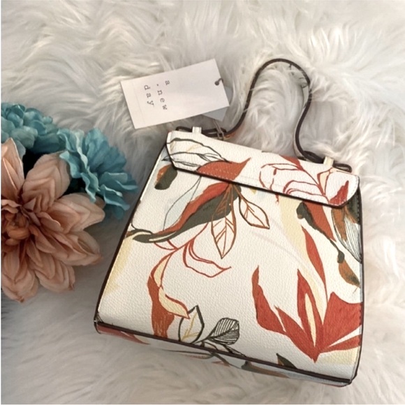 Floral Crossbody Convertible Small Arm Bag 
With Detachable Crossbody Strap NEW! - Picture 2 of 4